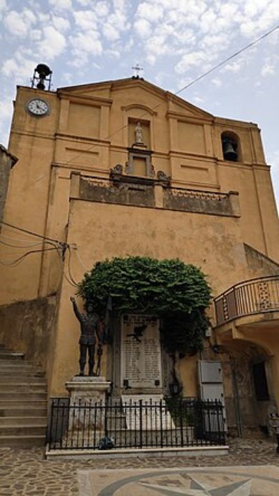 Chiesa_di_Santa_Maria_del_Monte_con_monumento_ai_caduti_(11_agosto_2021_)